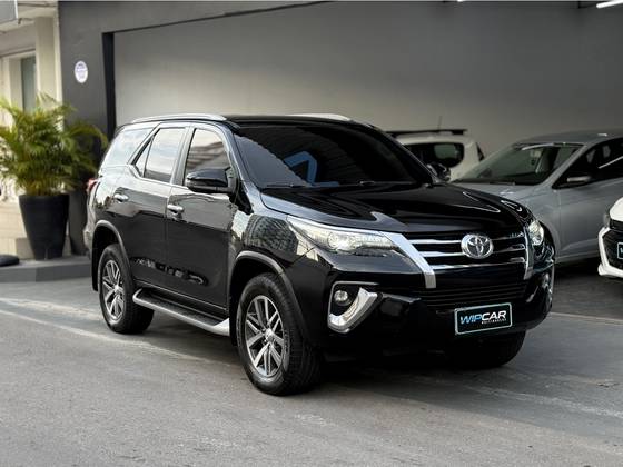 TOYOTA HILUX SW4 2.8 SRX 4X4 7 LUGARES 16V TURBO INTERCOOLER DIESEL 4P AUTOMÁTICO TOYOTA HILUX SW4 2.8 SRX 4X4 7 LUGARES 16V TURBO INTERCOOLER DIESEL 4P AUTOMÁTICO